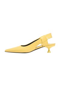 Gelbe lackierte Slingback-Schuhe mit spitzer Zehenpartie, einzigartigem Ausschnitt an der Seite und kleinem, abgerundetem Absatz.