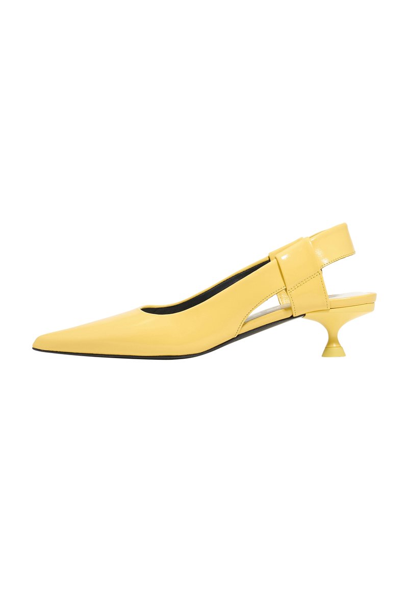 Gelbe lackierte Slingback-Schuhe mit spitzer Zehenpartie, einzigartigem Ausschnitt an der Seite und kleinem, abgerundetem Absatz.