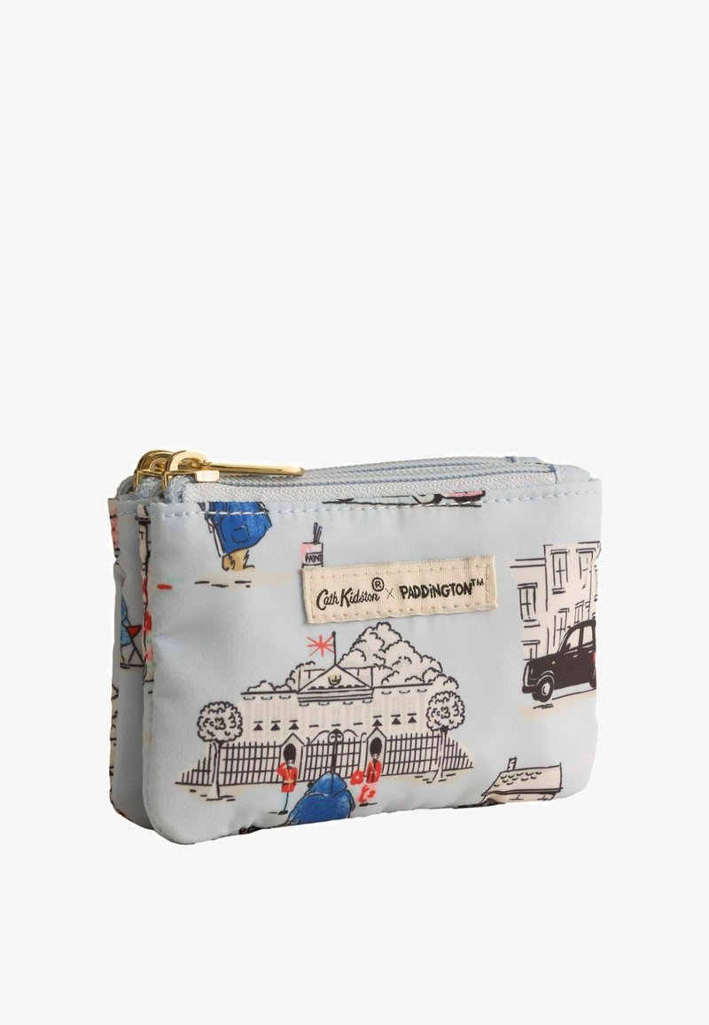 Petite pochette zippée avec des illustrations des gardes londoniens, de l’ours Paddington, d’un taxi noir et d’une clôture dans des couleurs pastel atténuées.