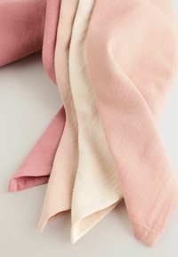 Serwetki lniane w trzech odcieniach: ciemny róż, jasny róż i kremowy, o gładkiej fakturze i starannie złożonych brzegach.