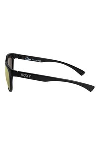 Gafas de sol negras con un marco rectangular, lentes de tinte verdoso, y el nombre de la marca "ROXY" impreso en el costado de la patilla.