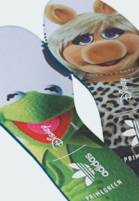 Vložky do bot Adidas s motivy Kermita Žáby a slečny Prasátko. Hladký textilní povrch s živými barvami a potisky postaviček. Značení Primegreen.