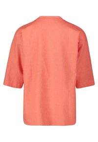 Camicia in lino corallo a maniche corte con scollo rotondo, vestibilità ampia e orlo dritto. Tessuto liscio con dettagli di cucitura minimi.
