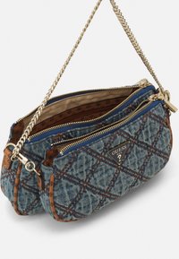 Denimová crossbody taška s dvěma zipovými kapsami, hnědými koženými detaily, řetízkovým popruhem ve zlatém tónu a prošívaným diamantovým vzorem.