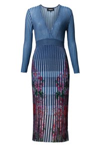 Blå randig klänning med långa ärmar, djup V-ringning, figurnära midja och blommönster vid fållarna. Materialet har en texturerad, ribbad yta.