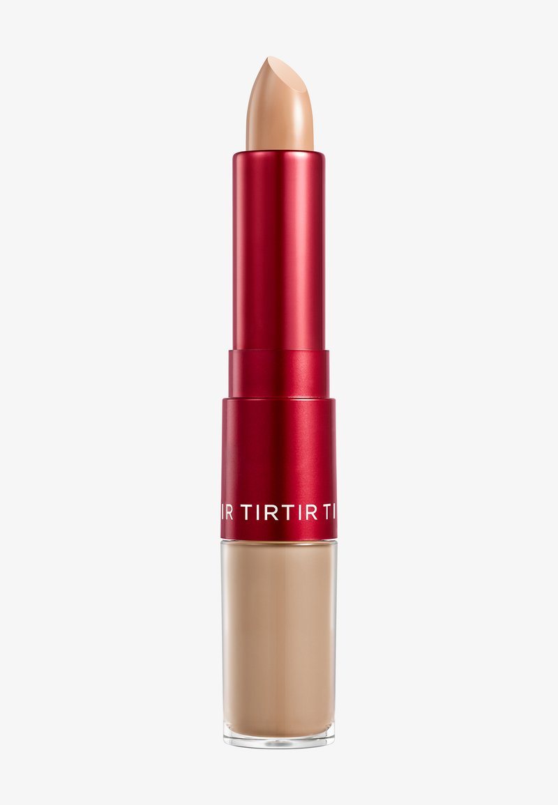 Lipstick i en drej-up tube med en rød metalhætte og gennemsigtig base. Leppen er cremefarvet med en glat, rund spids.