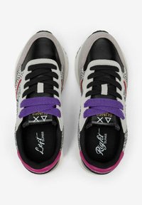 Multicolored sneakers met een zwarte leren neus, grijs suède en een gestructureerde zilveren hak. Inclusief paarse en zwarte veters met logo-details.