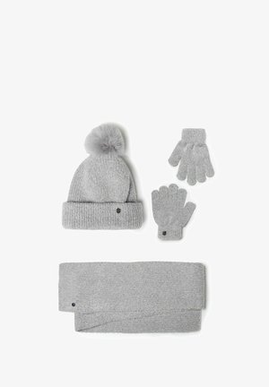 Bonnet en tricot gris avec pompon, gants assortis et écharpe. Tous ont une finition texturée et des accents décoratifs en métal noir.
