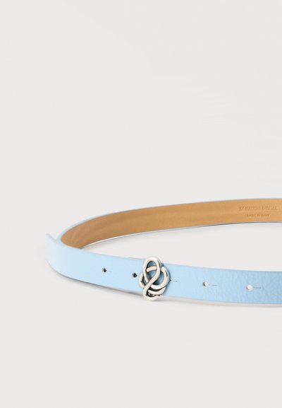 Φωτεινή γαλάζια δερμάτινη ζώνη με ασημένια αγκράφα σε σχήμα λουλουδιού και πολλαπλές τρύπες ρύθμισης σε λευκό φόντο.