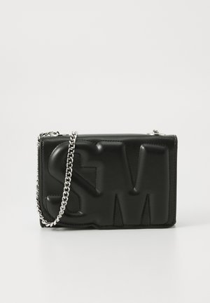 Czarna skórzana torebka na ramię z wytłoczonymi dużymi literami "S" i "M" oraz srebrnym paskiem łańcuszkowym na białym tle.