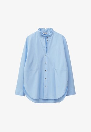 Helles blaues Langarmhemd mit rüschigem Kragen, Knopfleiste und abgerundetem Saum. Verfügt über zwei Fronttaschen und eine weiche Textur.
