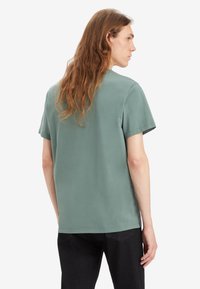 Levi's® ORIGINAL HOUSEMARK TEE - T-shirts - dark forest