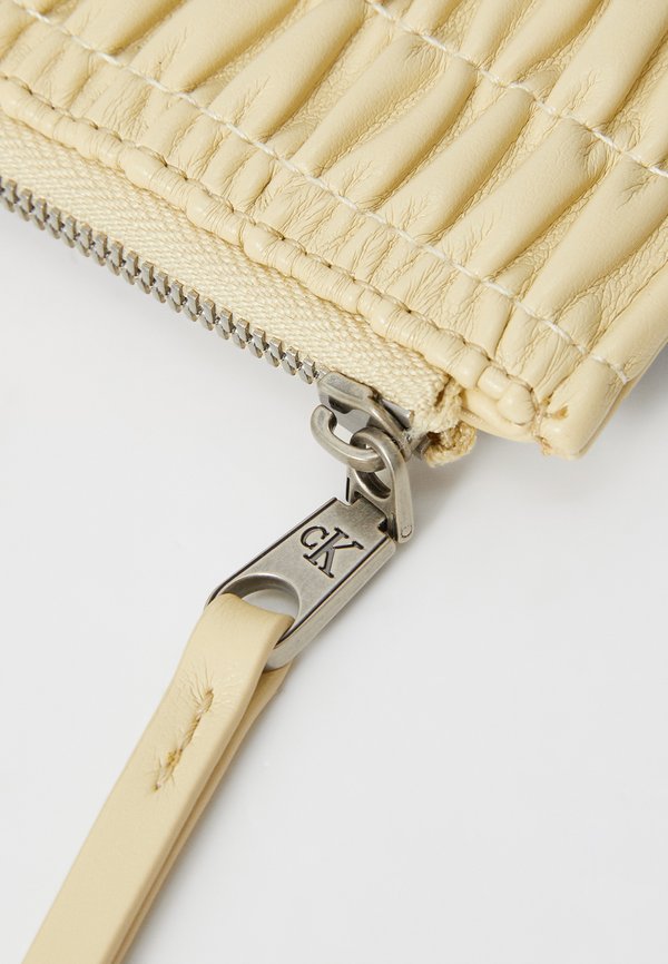 RUCHED MED ZIP - Wallet - parsnip2