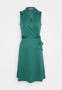 Robe portefeuille en tissu uni bleu sarcelle, sans manches avec col, ceinture à la taille et jupe évasée. Texture lisse et légère.
