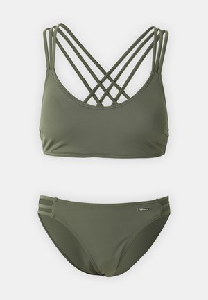 Olivengrünes Bikini-Set aus glattem Material; verfügt über ein Kreuzgurtdesign im Top und horizontale Akzente in den Bikinihosen.