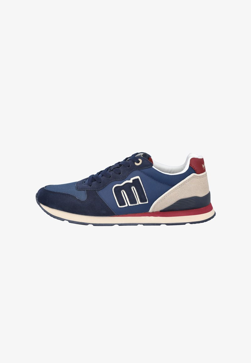 Zapatilla deportiva azul marino con materiales de ante y malla, que presenta un logo blanco, acentos rojos y un panel de talón gris claro.