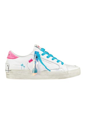 Sneaker bianco con accenti rosa e turchesi. Presenta una superficie testurizzata, lacci blu e un'etichetta decorativa. Grafica di palme notevoli.
