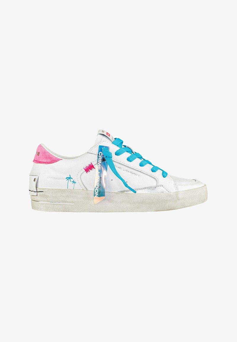 Sneaker bianco con accenti rosa e turchesi. Presenta una superficie testurizzata, lacci blu e un'etichetta decorativa. Grafica di palme notevoli.