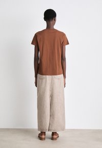 Mads Nørgaard SINGLE TRENDA TEE - Nyomott mintás póló - cambridge brown