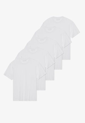 T-shirts brancos de algodão em um pacote de cinco, com mangas curtas, decote redondo e uma textura suave com um design simples.
