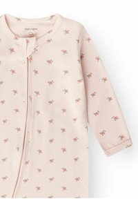 Body bébé rose clair à manches longues, fermeture éclair devant, avec un petit motif dispersé de fleurs de rose en rose et vert.