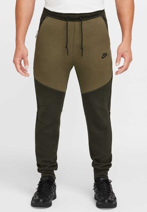 TECH FLEECE - Pantalones deportivos - sequoia medium olive black
