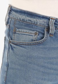 Jeans de mezclilla azul de cintura alta, con costuras de color cobre, un bolsillo frontal y acentos de metal clásico.