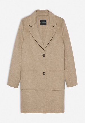 Beige wollen jas met een op maat gemaakte revers, twee voorzakken, sluiting met één knoop en een zachte, gestructureerde afwerking. Merketiket zichtbaar aan de binnenkant.