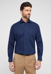 Navyblauwe overhemd met lange mouwen, knoopsluiting, van een katoenmix, met borstzak, op maat gemaakt, met zwarte knopen en een puntige kraag.