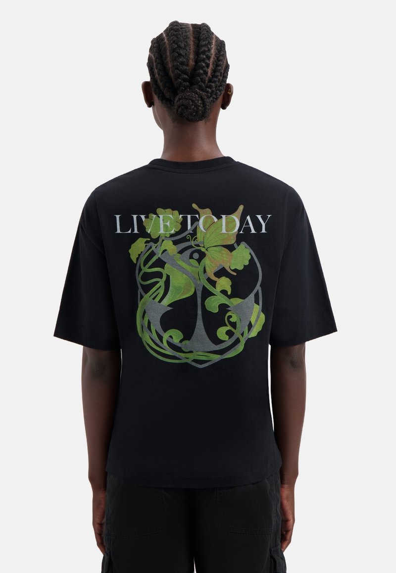 Zwarte katoenen T-shirt met een groot groen en grijs grafisch ontwerp met de tekst "LIVE TO DAY" op de achterkant. Korte mouwen, comfortabele pasvorm.