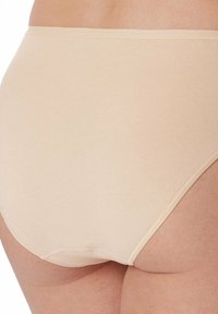 Mutandine beige a vita alta realizzate in un tessuto morbido ed elasticizzato. Presentano una texture liscia e un elastico in vita con cuciture minime per il massimo comfort.