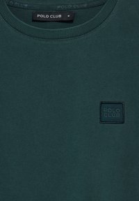 Sudadera de algodón de color verde oscuro con cuello redondo acanalado, que presenta un logotipo bordado en forma de cuadrado "POLO CLUB" en la esquina inferior izquierda.