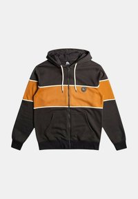 Sudadera con cremallera negra y naranja, con capucha, que presenta una franja blanca en el pecho y un logo bordado en el lado izquierdo.