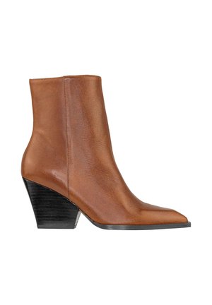 Stivale alla caviglia in pelle marrone con punta appuntita e tacco medio a blocco. La texture è liscia, con un design elegante e dettagli di cucitura minimi.