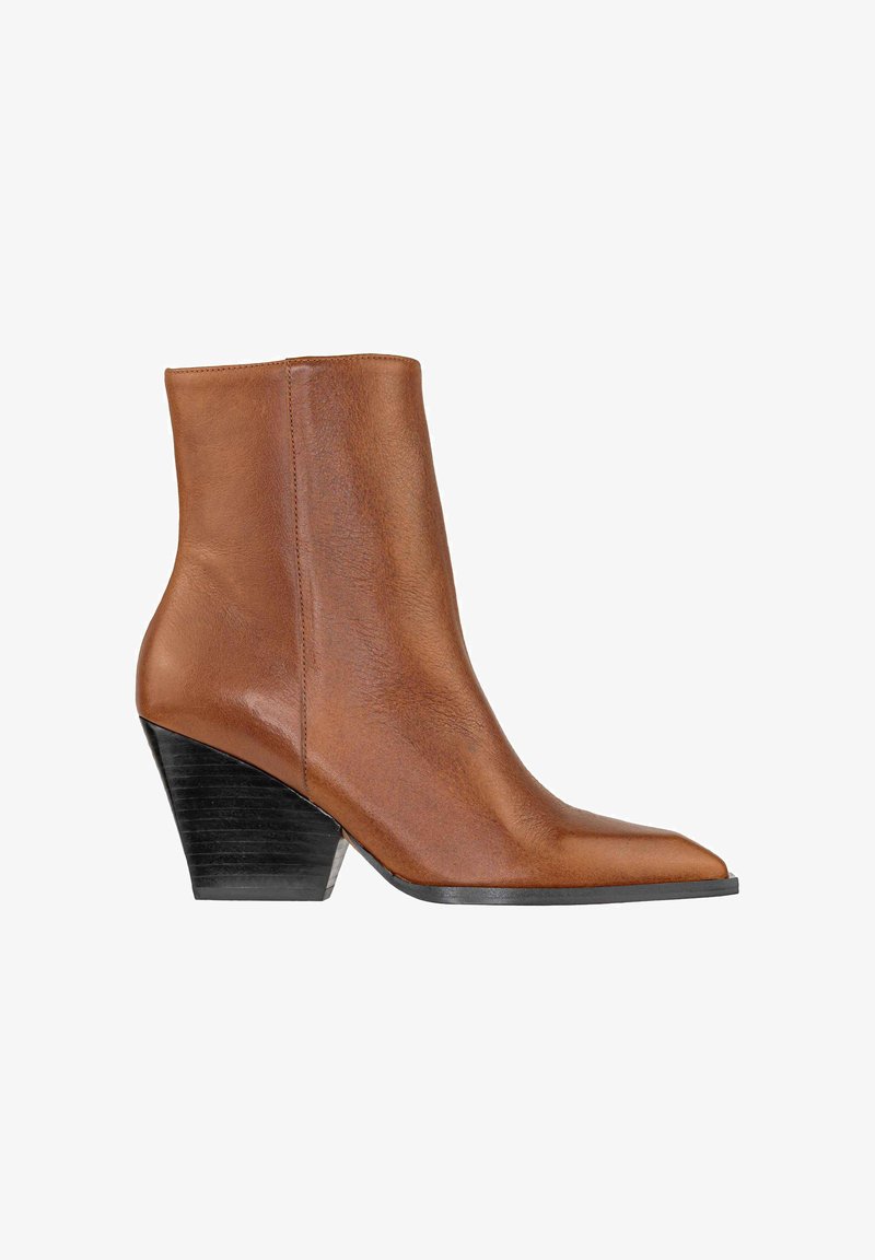 Stivale alla caviglia in pelle marrone con punta appuntita e tacco medio a blocco. La texture è liscia, con un design elegante e dettagli di cucitura minimi.