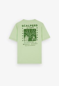 Lichtgroene t-shirt met korte mouwen en een grafische print van een schedel, cactus en zon, gelabeld met "Scalpers" en "Mohave Desert."