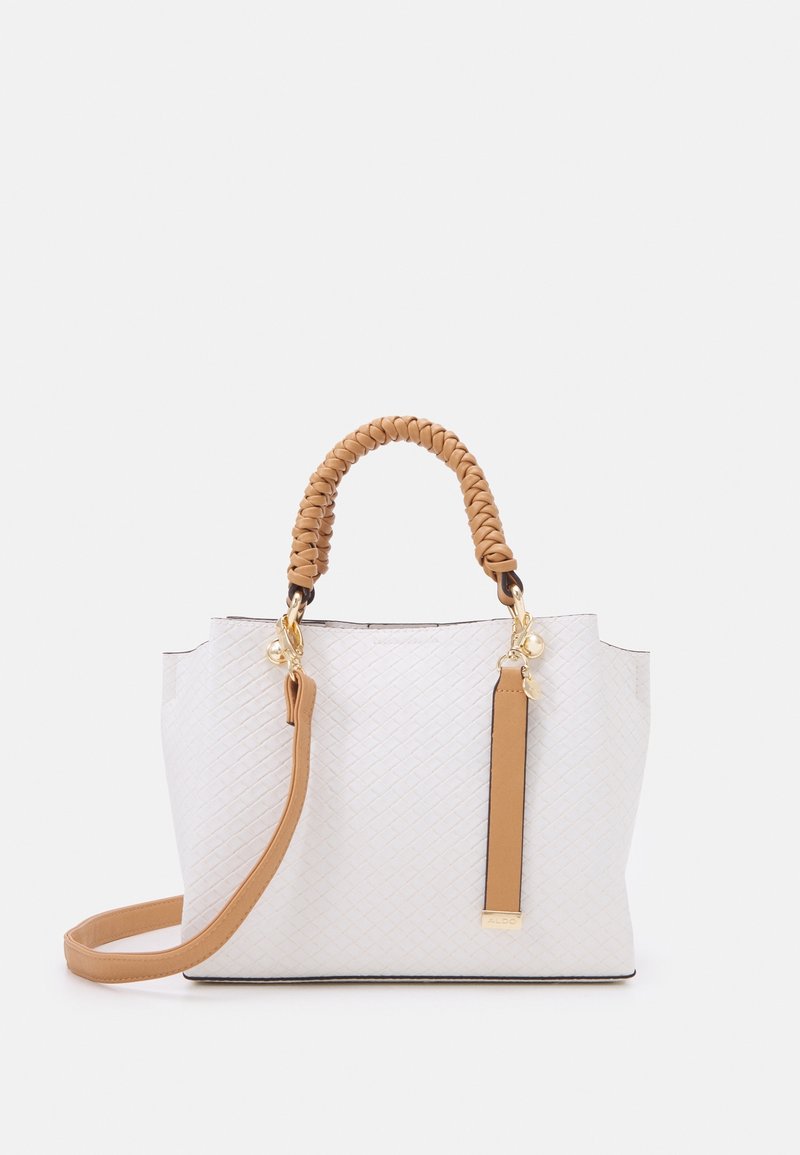 Vit vävd handväska med flätade bruna handtag, avtagbar rem, guldaccent och rektangulär form. Texturerad yta.
