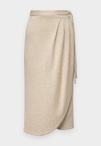 Beige Wickelrock aus weichem, strukturiertem Stoff mit einem subtilen Schimmer. Verfügt über eine gebundene Taille und ein drapiertes Design mit einem sanft geschwungenen Saum.
