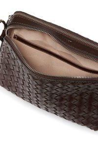 Mörkbrun vävd läderclutch med en slät dragkedjestängning och ett foder med geometriskt mönster. Har interna fickor.