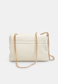 Borsa a tracolla in pelle bianca con superficie testurizzata, design a ribalta e tracolla in catena dorata. Gli accessori in metallo migliorano l'aspetto complessivo.