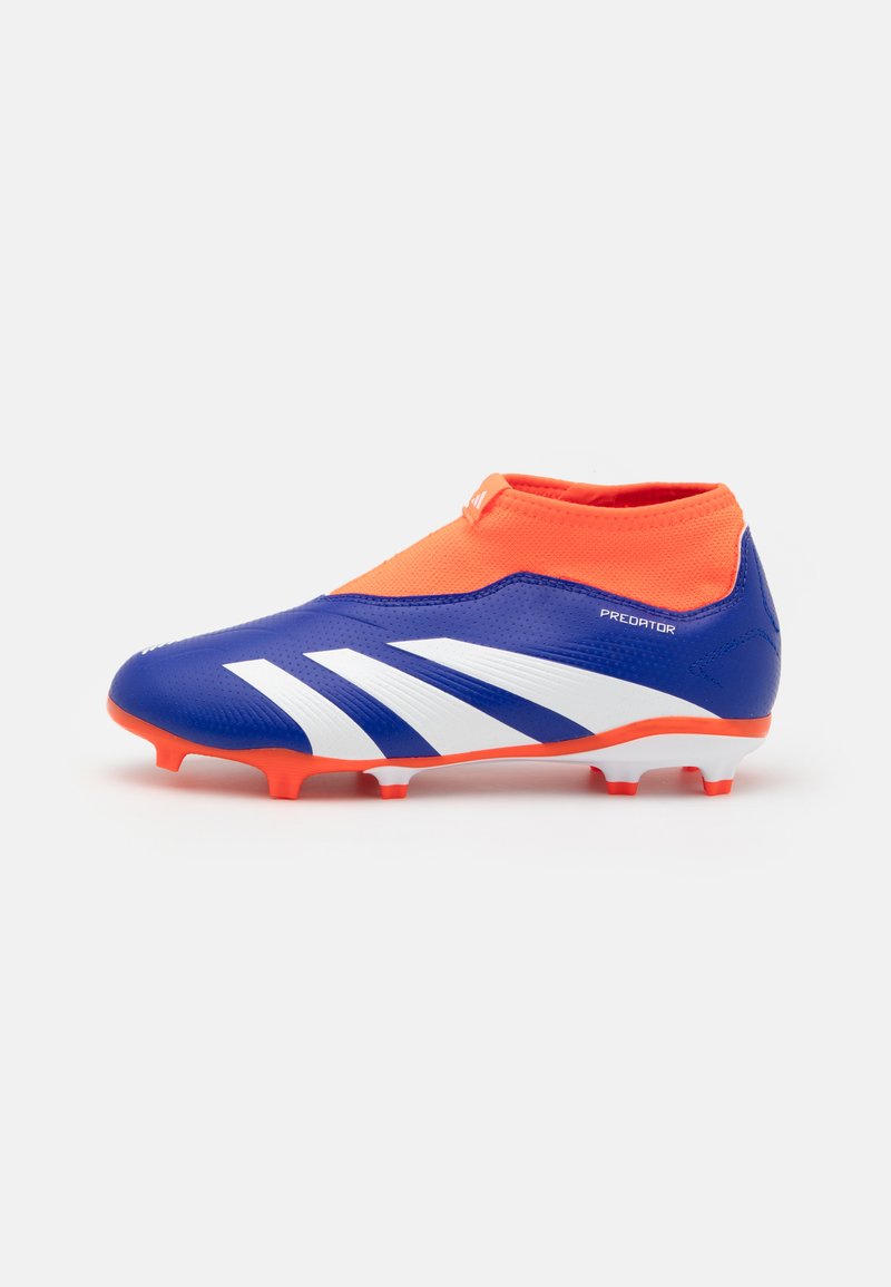Chaussure de football bleue et orange avec un ajustement serré, dotée de rayures blanches, d'une surface texturée et d'accents orange sur le col et la semelle.