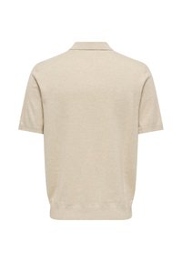 Polo en maille beige à manches courtes avec ourlet et col côtelés, vu de dos sur fond blanc.