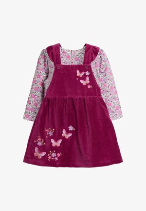 Cămașă florală cu mânecă lungă pentru fete, purtată sub o rochie salopetă din catifea magenta, împodobită cu fluturi și flori roz brodate.