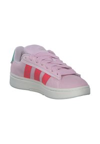 Roze suède sneaker met drie diagonale rode strepen, een gewatteerde tong en een turkooise accent op de hiel, met een witte rubberen zool.