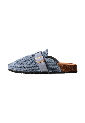 Chaussure bleue tissée à enfiler avec motif tricot décoratif, bride réglable avec boucle, semelle intérieure en liège et semelle extérieure en caoutchouc noire.