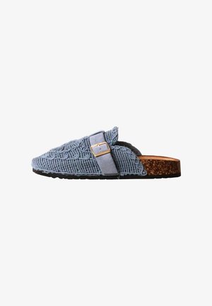 Chaussure bleue tissée à enfiler avec motif tricot décoratif, bride réglable avec boucle, semelle intérieure en liège et semelle extérieure en caoutchouc noire.