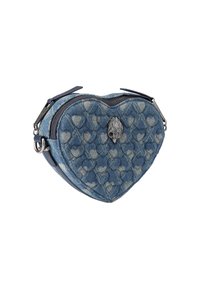 Sac en denim bleu en forme de cœur, avec un motif matelassé en forme de cœur, des accents en métal argenté et deux fermetures éclair pour une fermeture sécurisée.