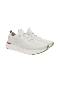 Sneaker a rete grigio chiaro con suola in gomma bianca, dettagli in verde oliva e branding rosso. Presenta un design dei lacci snello.