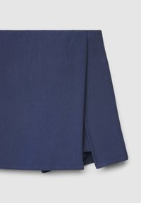 Marineblauer Stoff, glatt in der Textur, mit sauberen Kanten und Nähten. Zusammengefaltet zur Aufbewahrung oder Präsentation und zeigt dabei sein schlichtes Design.