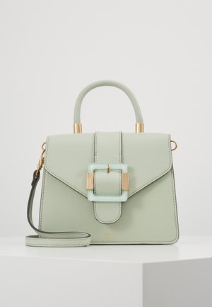 Mint-vihreä nahkalaukku, jossa on jämäkkä muotoilu, kultaiset yksityiskohdat ja kirkas solki. Varustettu yläkahvalla ja irrotettavalla olkahihnalla.
